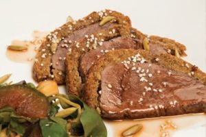 Filete de res en costra de amaranto y salsa de cerveza y miel.