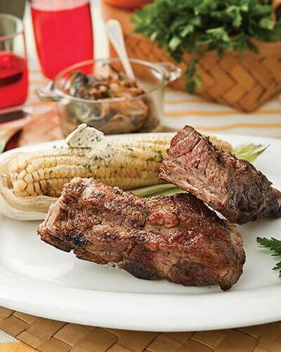 Costilla de cerdo y elotes asados