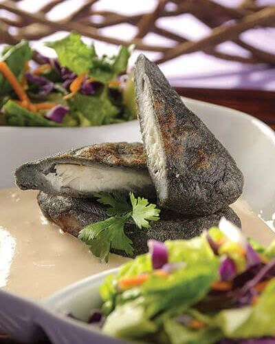 Pescado en costra de maíz con salsa de requesón