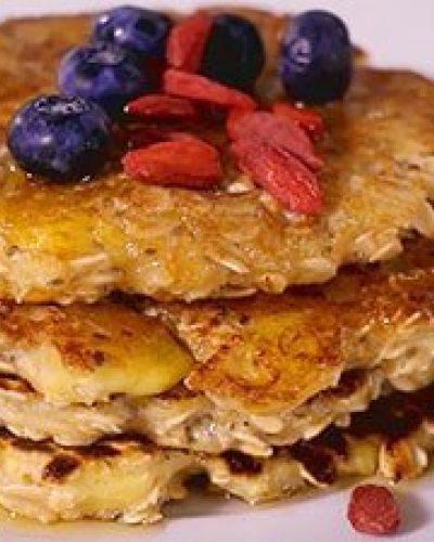 Hot cakes de avena con plátano
