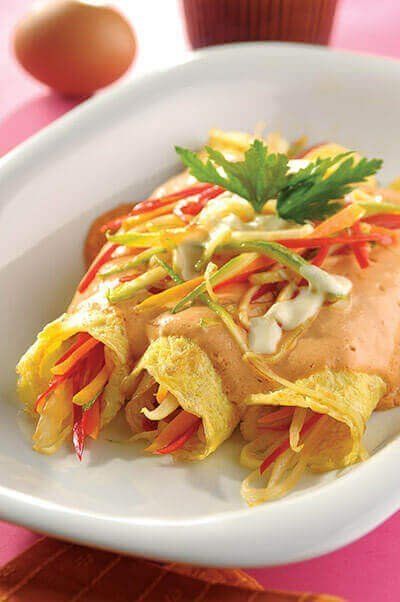 Rollitos de huevo rellenos de verdura