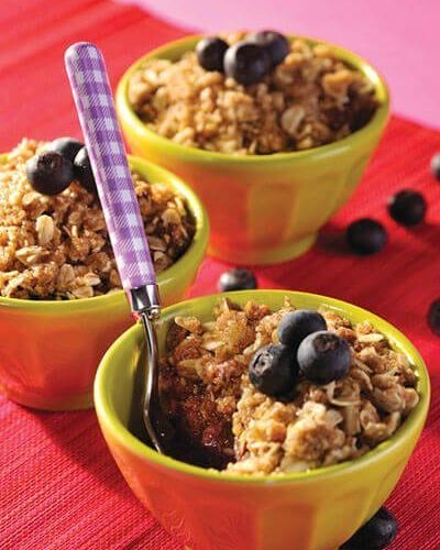 Crocante de manzana con moras azules