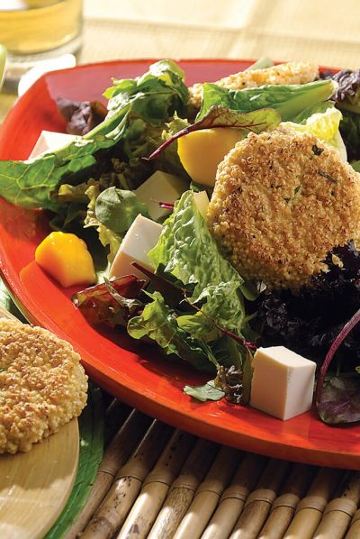 Tortitas de amaranto y ensalada con aderezo de mango