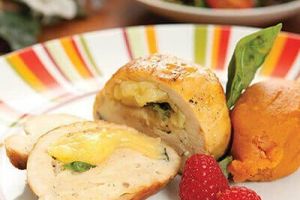 Pechuga de pollo rellena de queso y albahaca