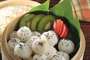 Bolitas de sushi con frutas