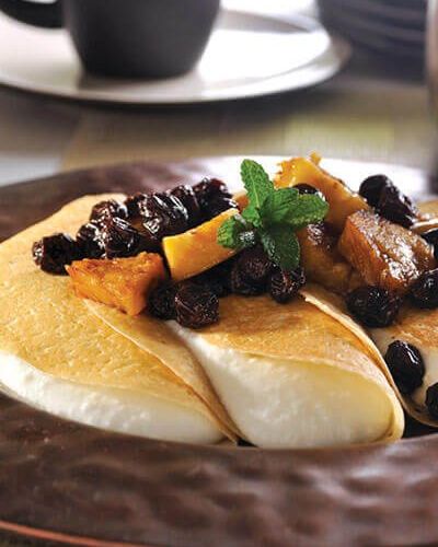 Crepas de piña con ron y pasas