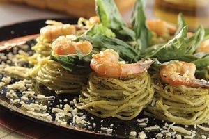 Spaguetti con camarones y pesto de limón
