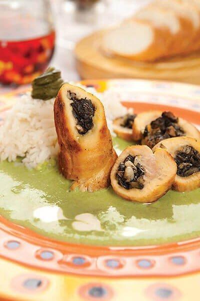 Rollo de pechuga con huitlacoche en salsa de chile poblano