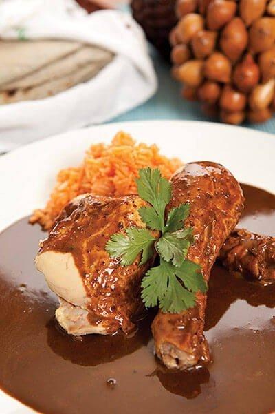 Mole de chiles secos con piernitas