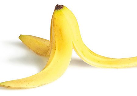 Dientes blancos con cáscara de plátano