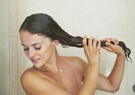 Evita el agua caliente en tu cabellera para no perder