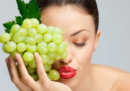 Revitaliza tu piel con uvas