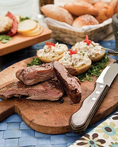 Arrachera y cáscara de papa asada con relleno de jamón