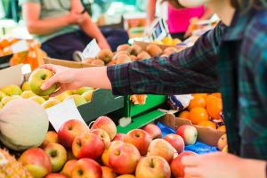¿Por qué es mejor consumir local que comprar en supermercados?