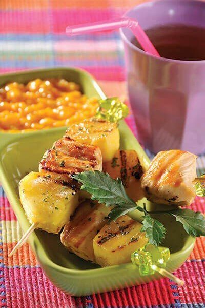 Kebabs hawaiianas con salsa de mango