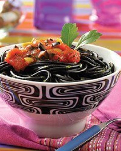 Pasta negra a la puttanesca de lumbricus terrestris