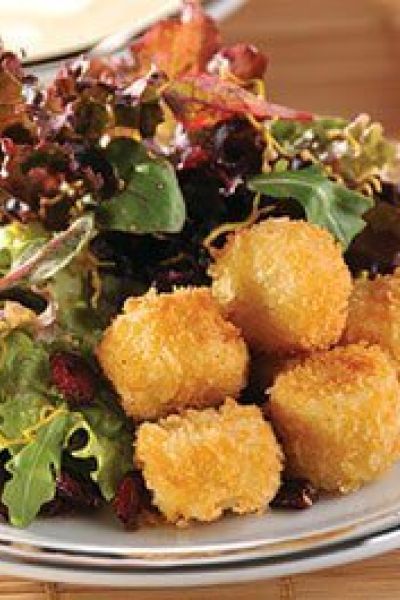 Ensalada de palmitos empanizados con aderezo de mostaza dulce