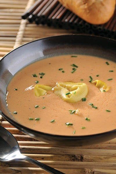 Sopa de jitomate con tortellini