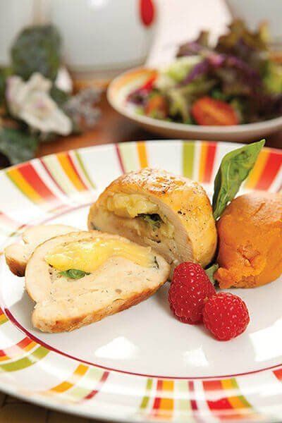 Pechuga de pollo rellena de queso y albahaca