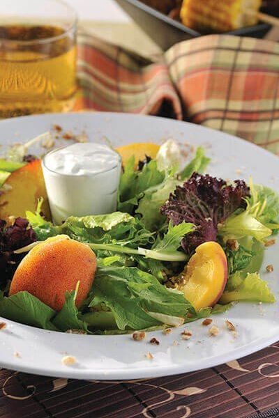 Ensalada de duraznos con aderezo de yogurt y queso azul