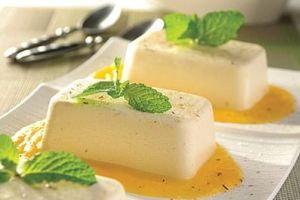 Panna cotta con salsa de duraznos