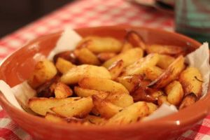 Papas bravas a la española