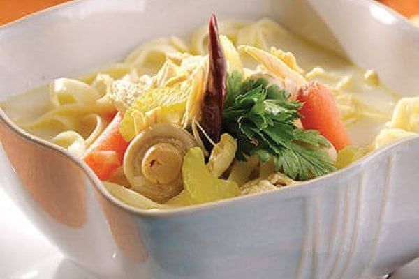 Sopa de tallarines con pollo