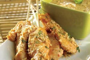 Brochetas de pollo con salsa de cacahuate y coco