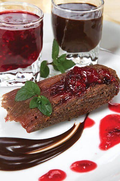 Tamal de chocolate y frutos rojos