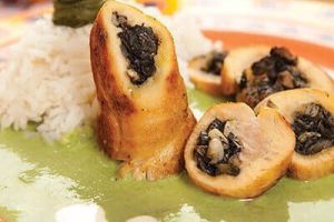 Rollo de pechuga con huitlacoche en salsa de chile poblano