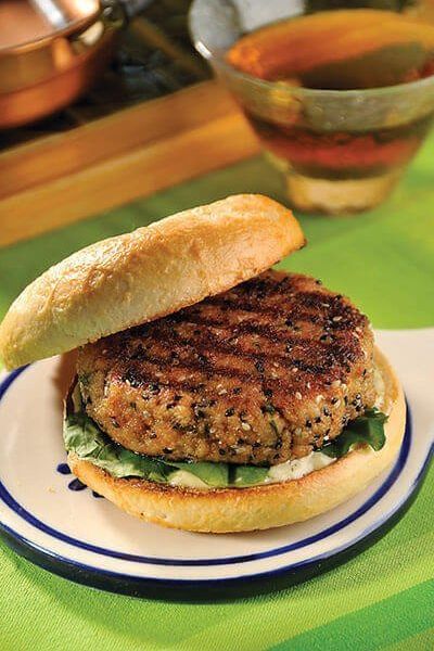 Hamburguesa de salmón con ajonjolí