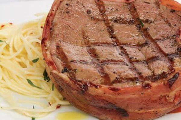 Filete a la parrilla con pasta y verduras asadas