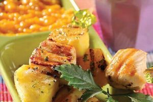 Kebabs hawaiianas con salsa de mango