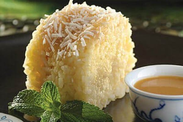 Pastel de arroz y coco con salsa de cajeta