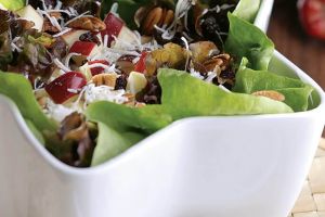 Ensalada de manzana con yogurt de coco