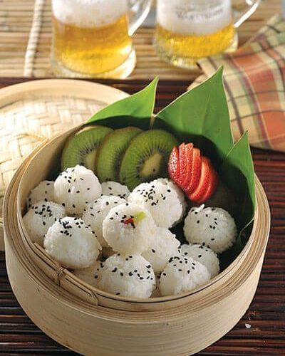 Bolitas de sushi con frutas