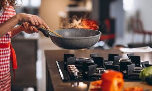 Entre ollas y sartenes te veas…