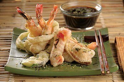 Tempura de camarón y verduras