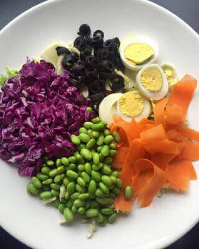 Ensalada de col y edamames