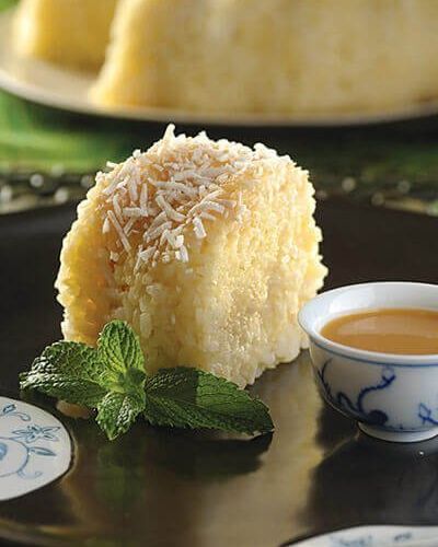 Pastel de arroz y coco con salsa de cajeta