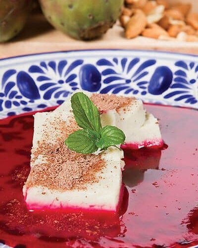 Nicuatole de almendras con salsa de tunas y chocolate