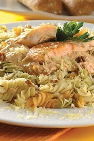 Pasta con salmón y salsa de nuez con chipotle