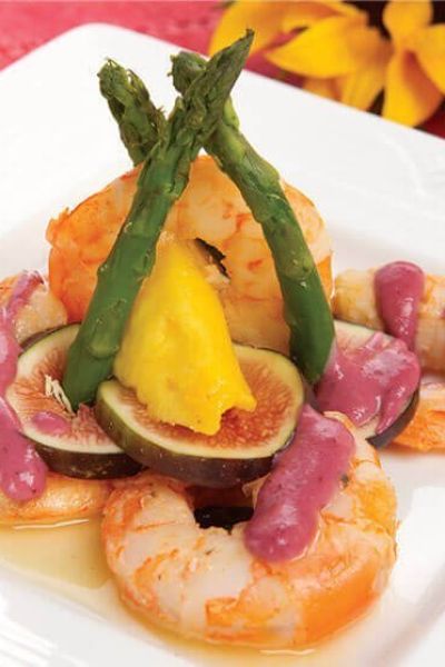 Camarones en salsa de frutos rojos y ensalada de higo