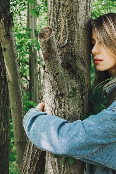 Bájale al estrés abrazando un árbol
