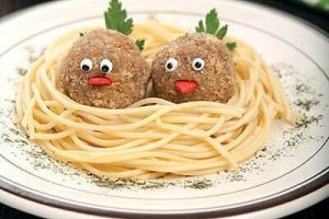 Nido de espagueti con pajaritos de carne