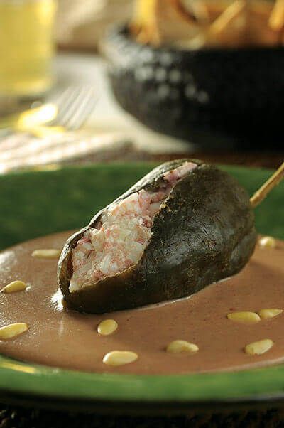 Chiles rellenos de arroz con crema de frijol