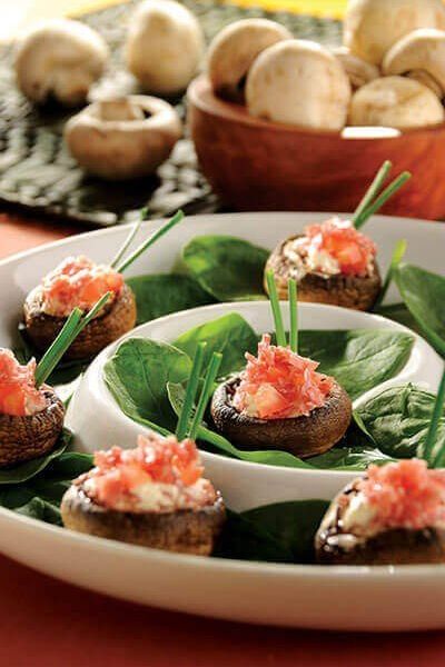 Champiñones rellenos de salami y queso