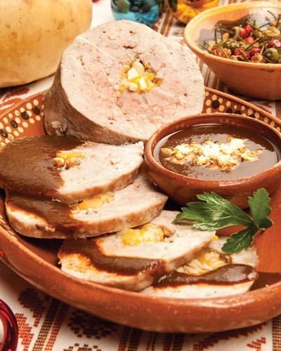 Rollo de pavo en salsa de pasilla