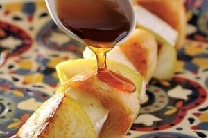 Brochetas de pan con manzana y queso Brie