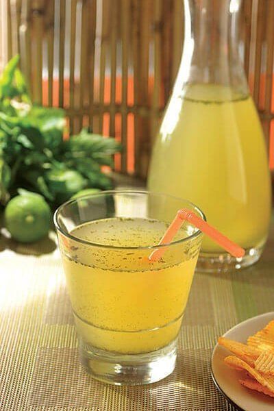 Agua de limón con hierbabuena